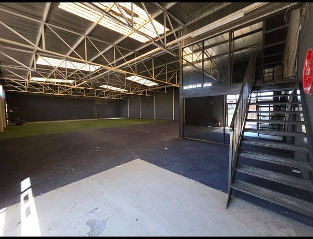 1,000M² WAREHOUSE FOR SALE IN HILTON